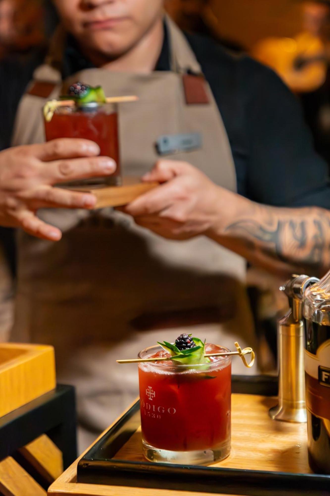 Hyatt Regency Andares Guadalajara Hotel Zapopan Luaran gambar A bartender using a cocktail paddle to garnish a drink